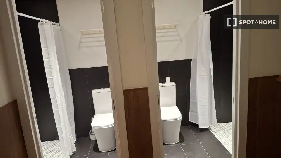 Bathroom of Flat for share in  Palma de Mallorca  with Air Conditioner, Terrace and Furnished