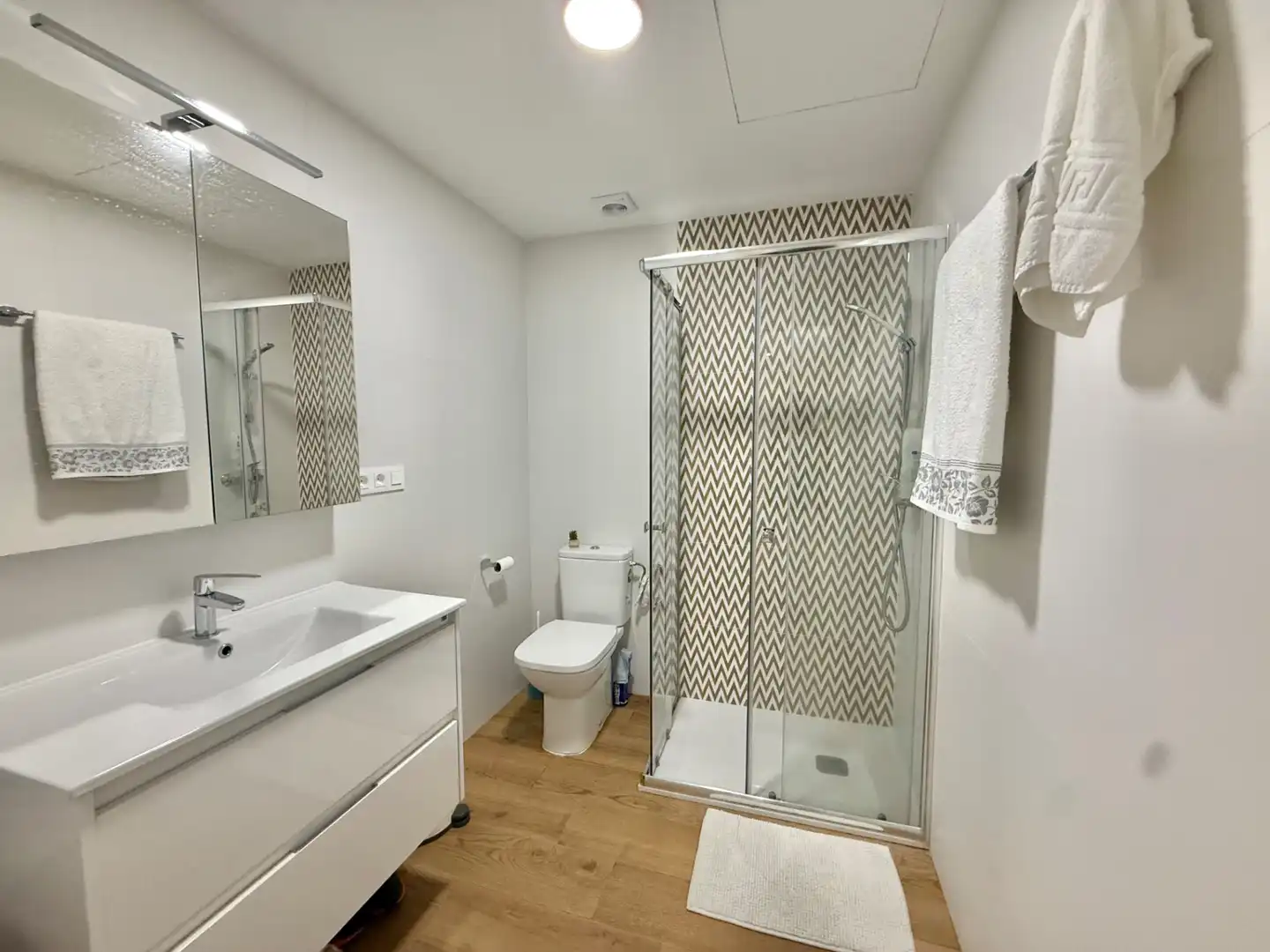 Badezimmer von Einfamilien-Reihenhaus zum Verkauf in Las Ventas de Retamosa mit Klimaanlage, Heizung und Terrasse