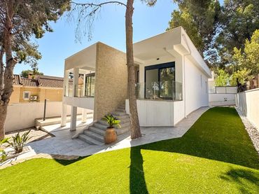 Chalet con piscina en venta en Calle Calle Varsovia Bal