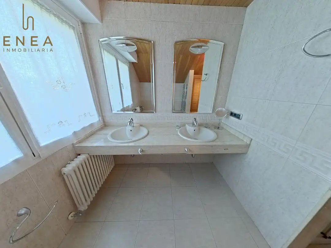 Baño de Casa o chalet en venta en Vitoria - Gasteiz con Calefacción, Jardín privado y Trastero