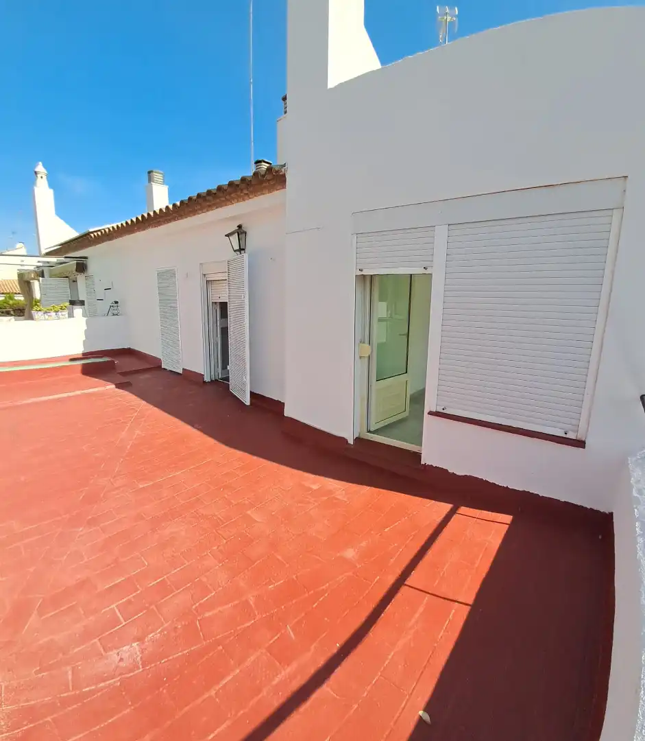 Vista exterior de Casa adosada de lloguer en Tomares amb Aire condicionat i Piscina