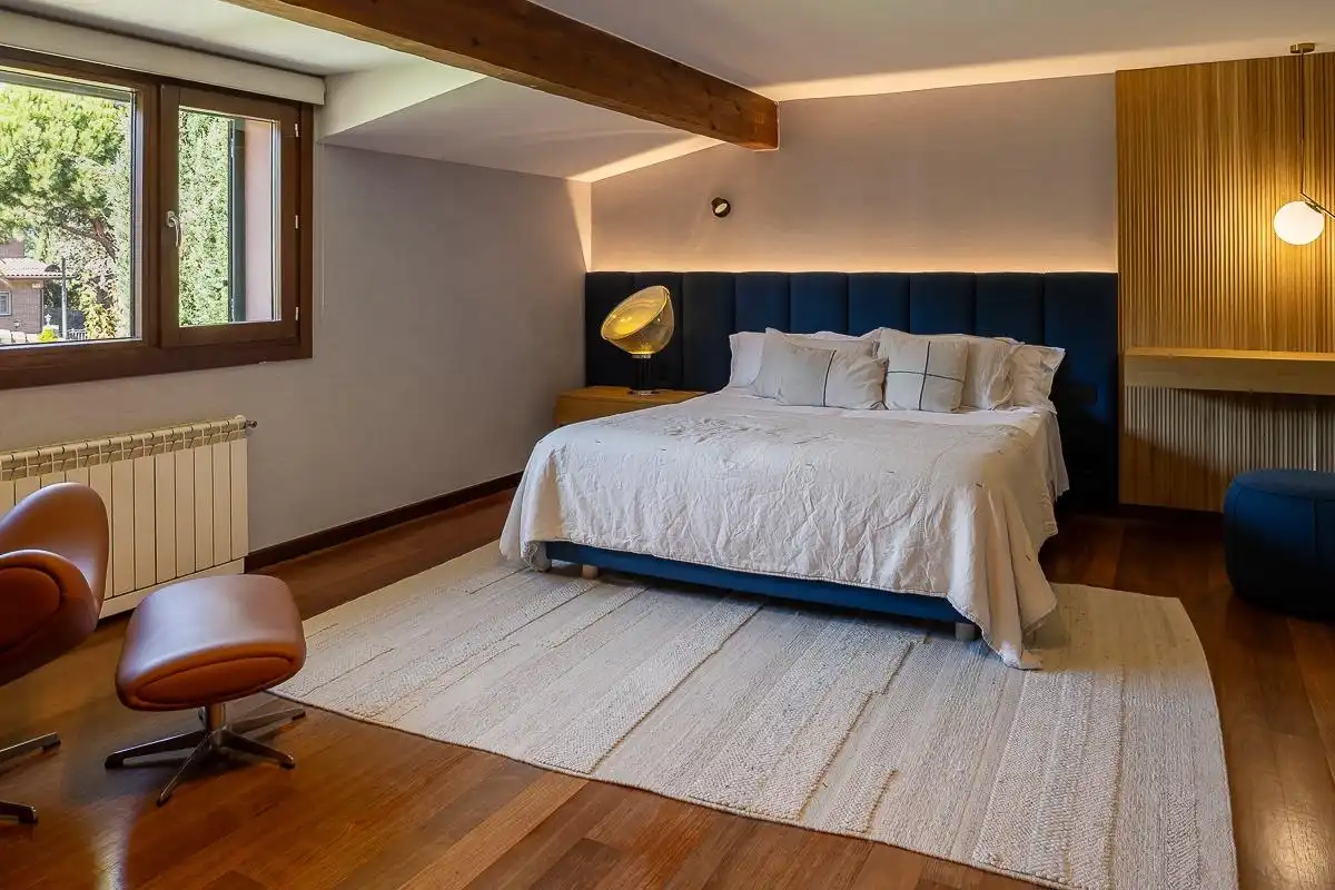 Habitación de Casa adosada en venta en Boadilla del Monte con Aire acondicionado, Calefacción y Jardín privado