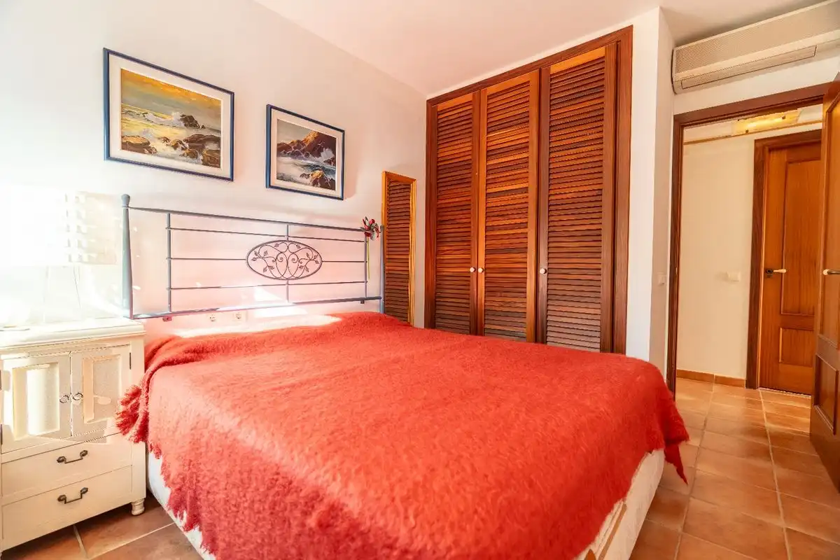 Schlafzimmer von Dachboden zum Verkauf in Santa Eulària des Riu mit Klimaanlage, Heizung und Schwimmbad