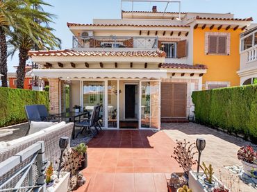 Adosado con piscina en venta en Orihuela Costa