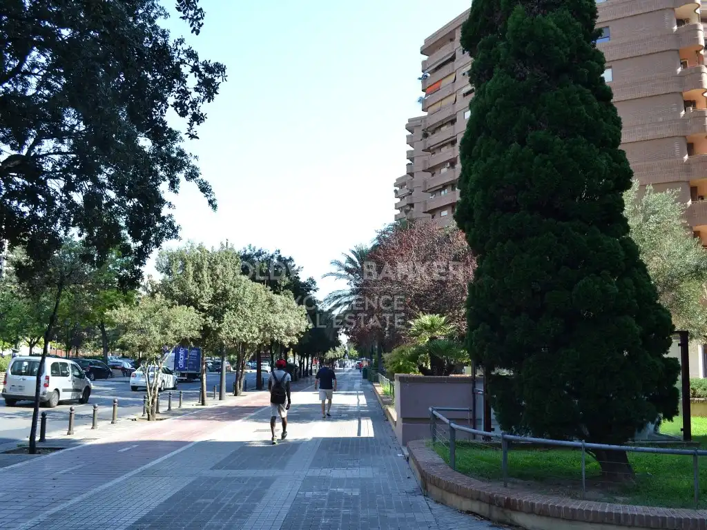 Vista exterior de Local de lloguer en Valencia amb Aire condicionat