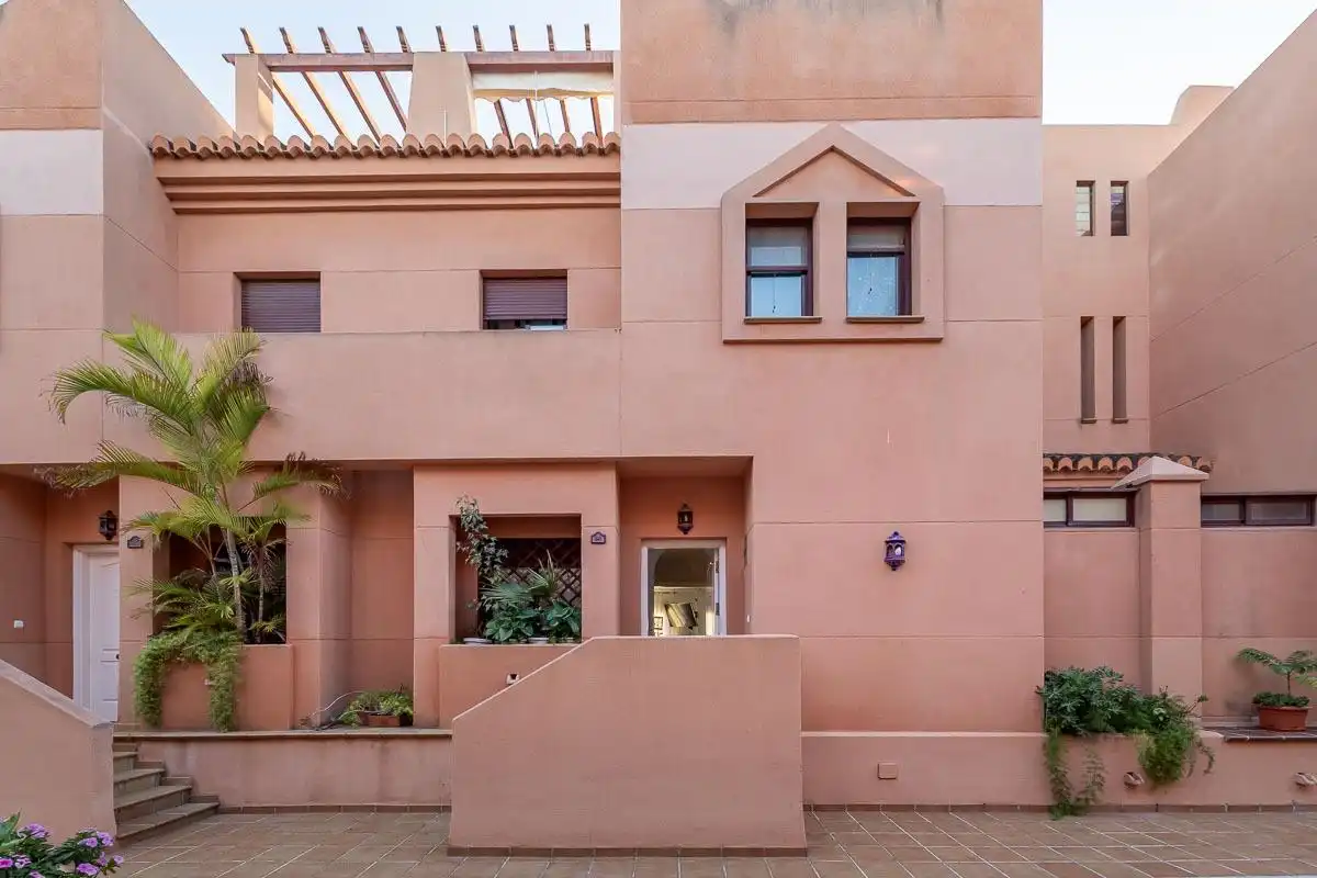 Vista exterior de Casa adosada en venta en Motril con Terraza, Balcón y Piscina comunitaria