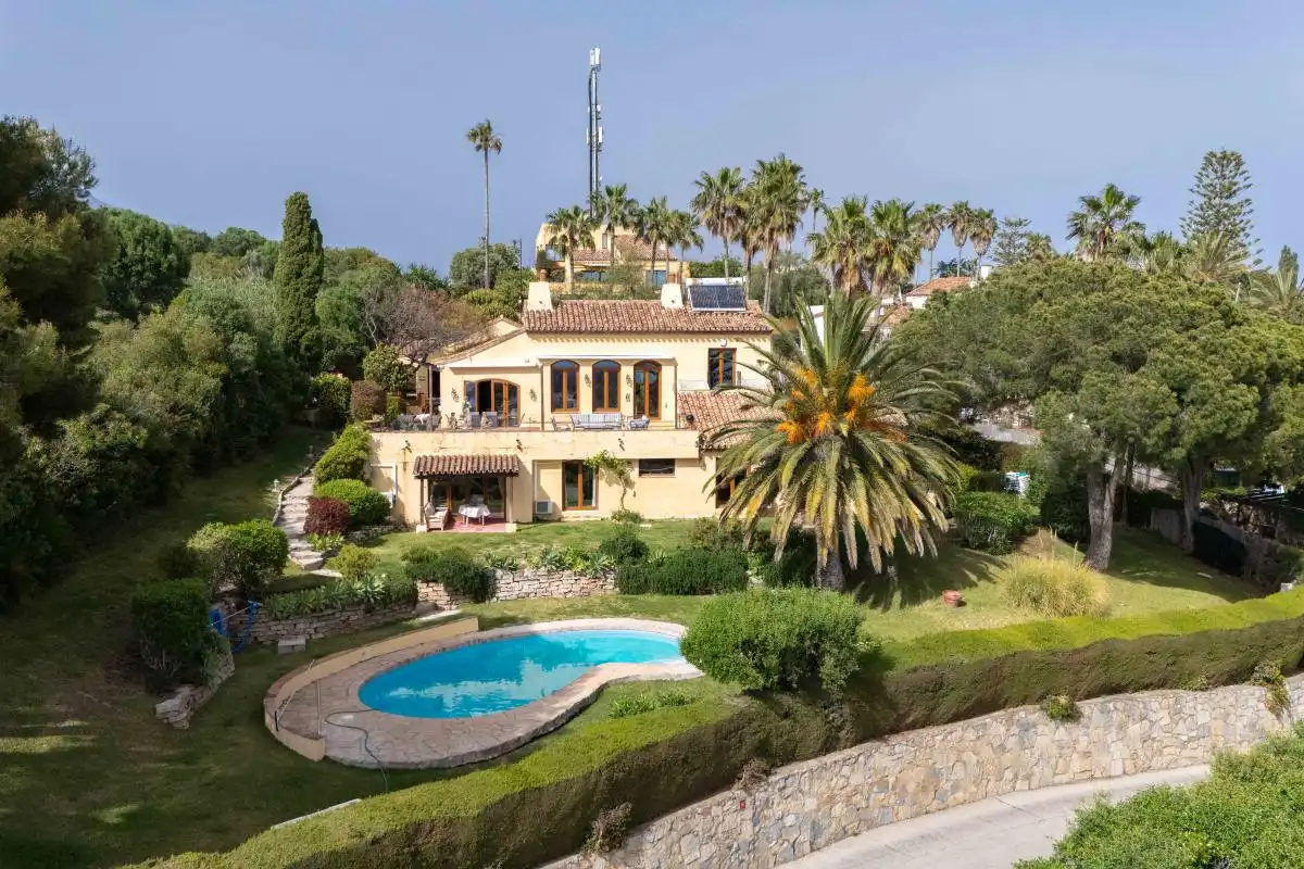 Vista exterior de Casa o xalet en venda en Estepona amb Aire condicionat, Calefacció i Jardí privat