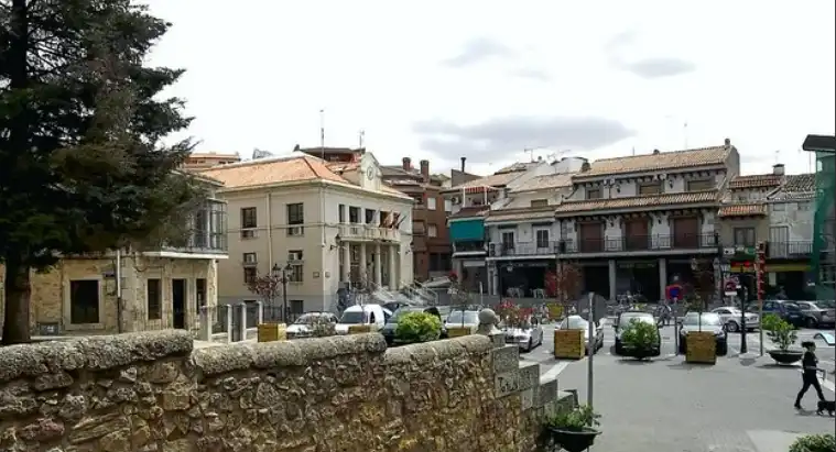 Vista exterior de Residencial en venta en El Molar (Madrid)