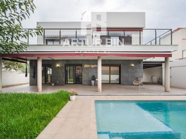 Casa con piscina in vendita a San Antonio de Benagéber