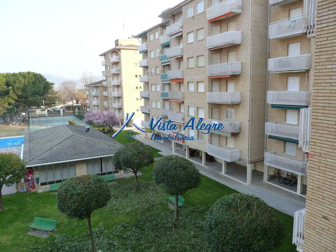 Vista exterior de Piso de alquiler en Haro con Jardín privado, Terraza y Piscina