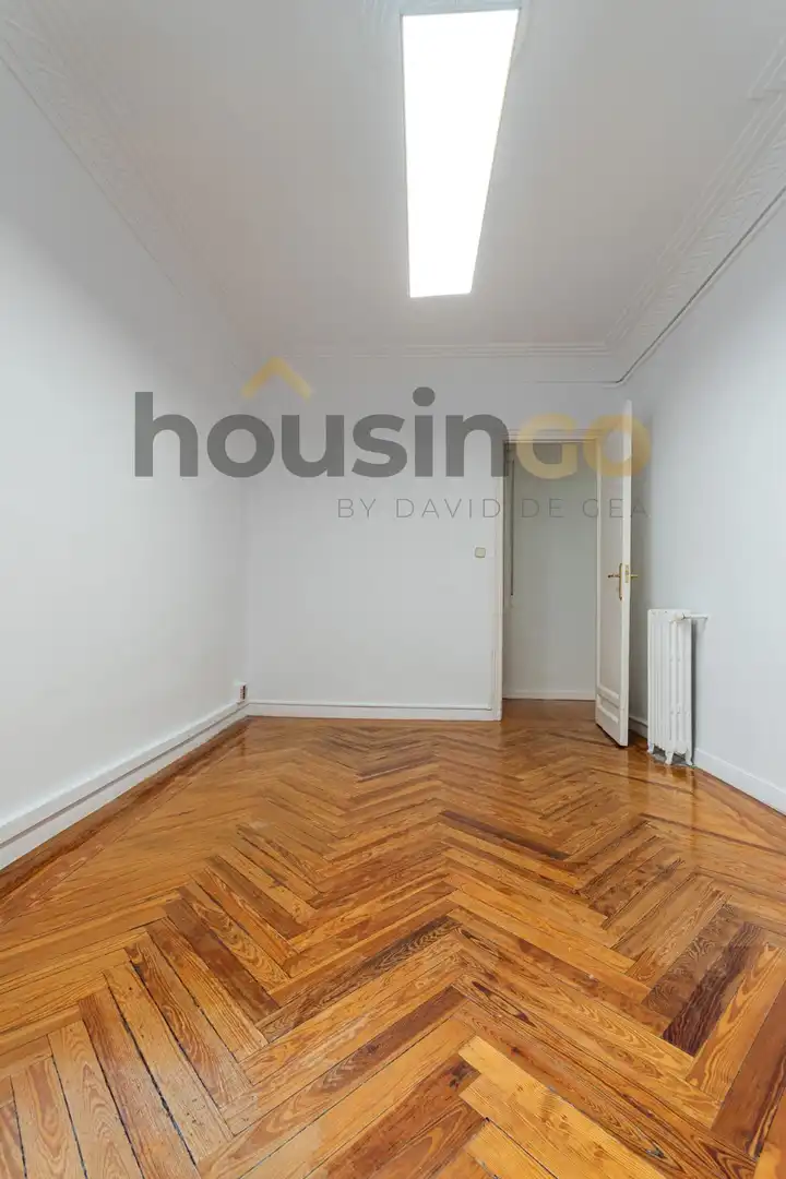 Bedroom of Office for rent in Madrid  with Air Conditioner, Heating and Balcony
