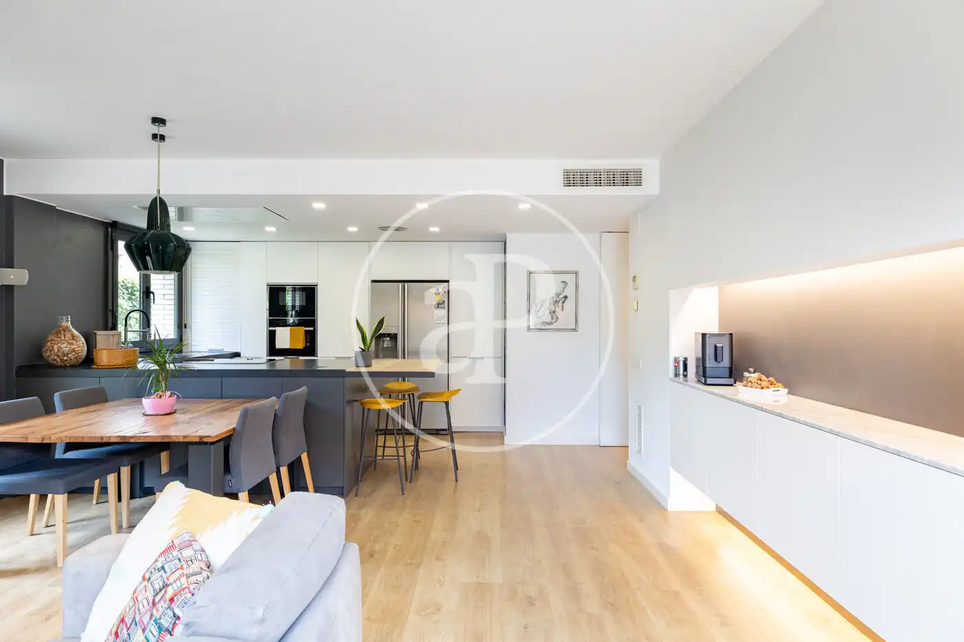 Außenansicht von Wohnung zum Verkauf in Esplugues de Llobregat mit Klimaanlage, Heizung und Privatgarten