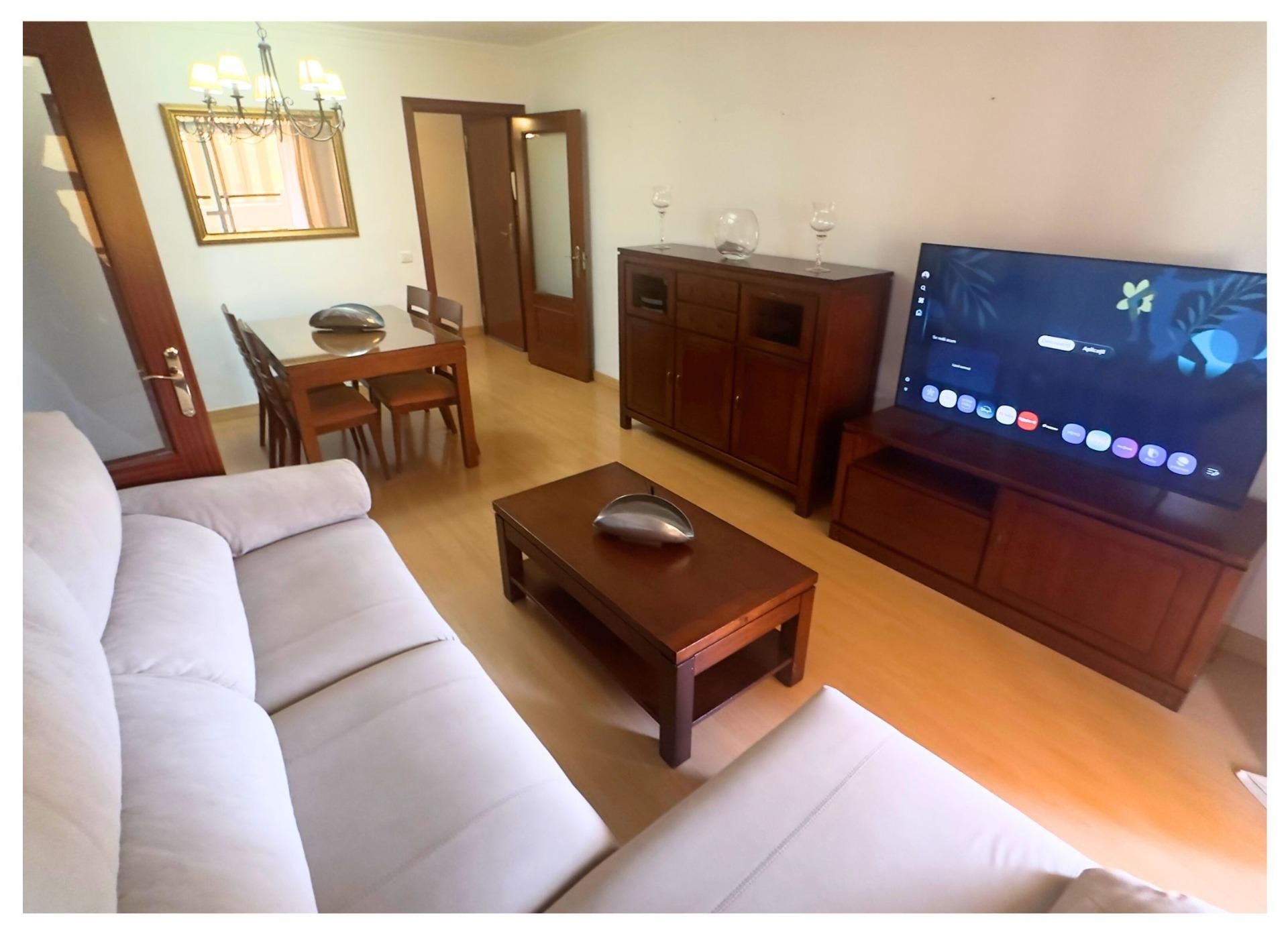 Sala d'estar de Apartament de lloguer en Estepona amb Aire condicionat, Jardí privat i Terrassa