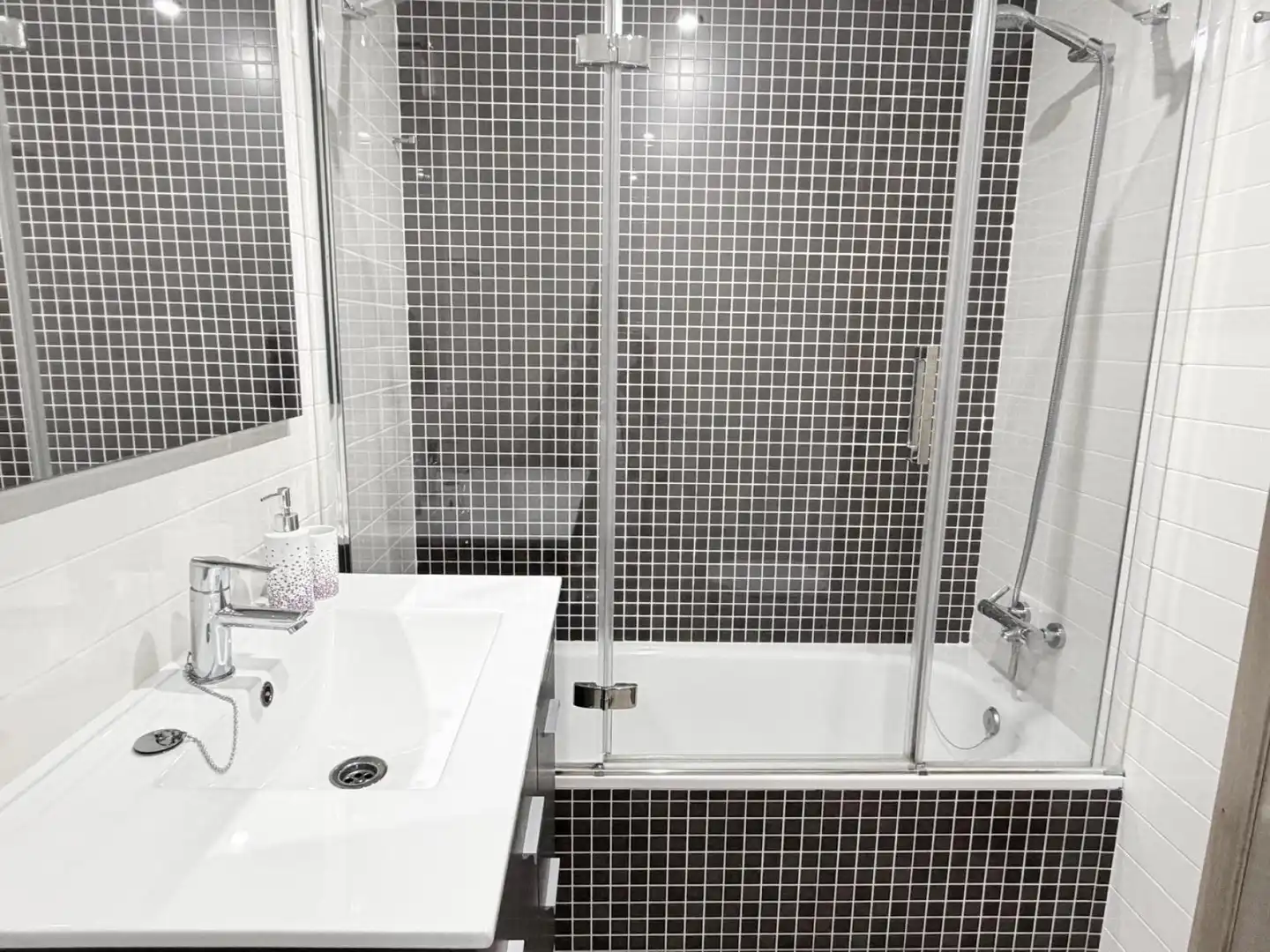 Bathroom of Flat for sale in Sanxenxo  with Air Conditioner and Heating