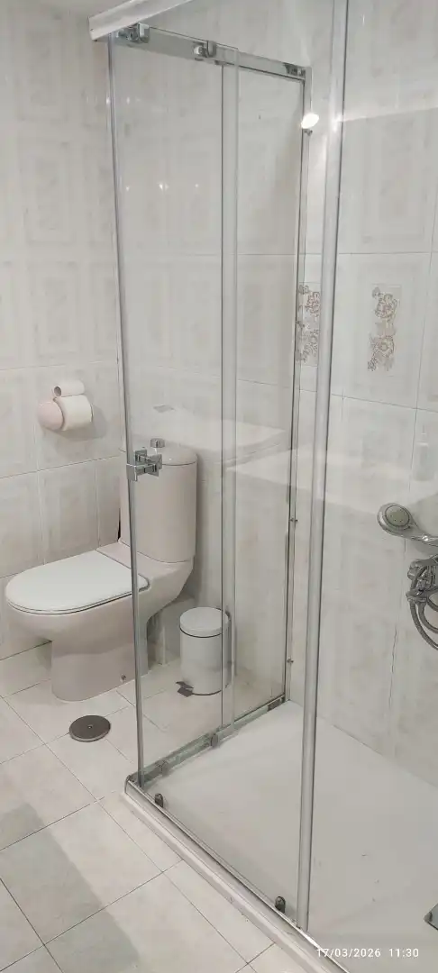 Baño de Apartamento de alquiler en Torremolinos con Aire acondicionado, Amueblado y Microondas
