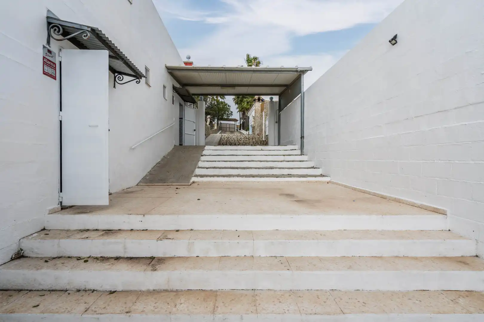 Vista exterior de Casa o xalet en venda en Chiclana de la Frontera amb Aire condicionat, Calefacció i Jardí privat