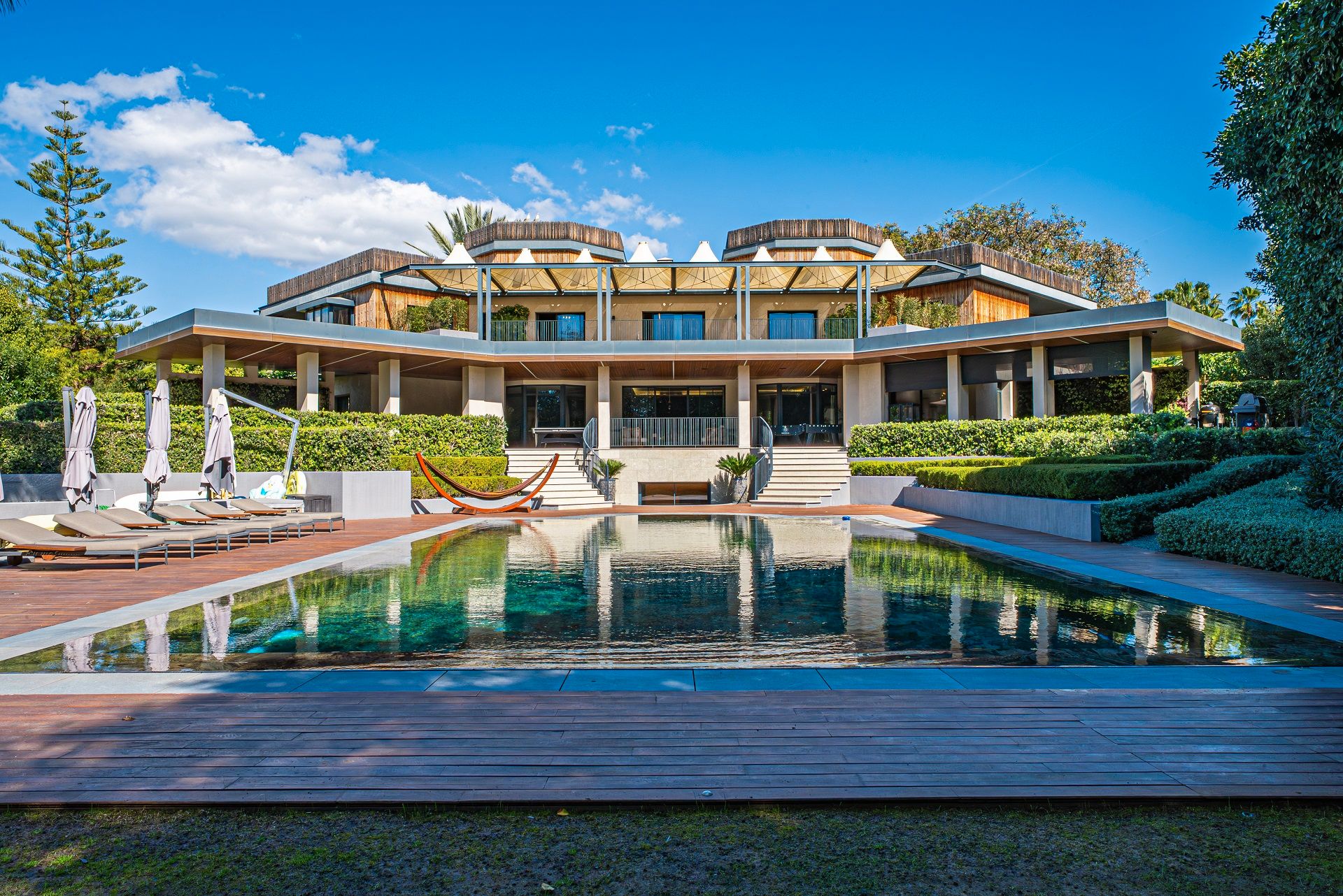 Vista exterior de Casa o xalet en venda en Marbella amb Aire condicionat, Calefacció i Jardí privat