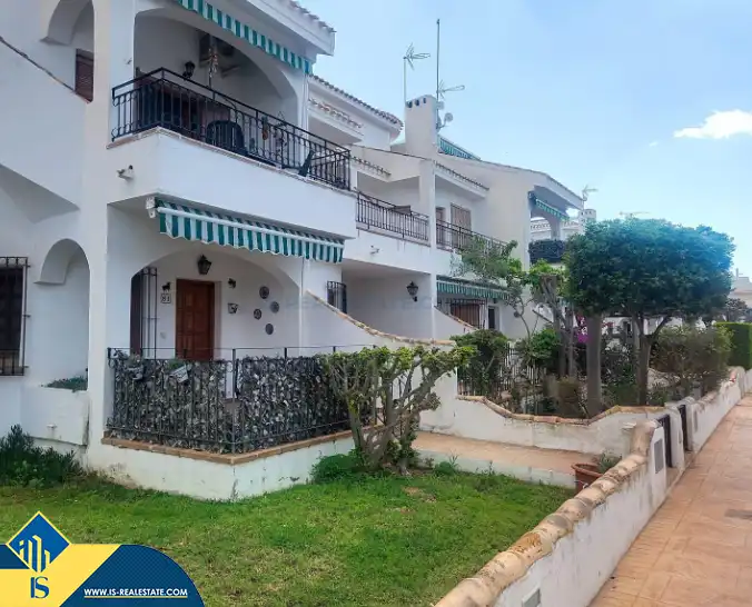 Vista exterior de Casa o xalet en venda en Pilar de la Horadada amb Terrassa, Moblat i Piscina comunitària
