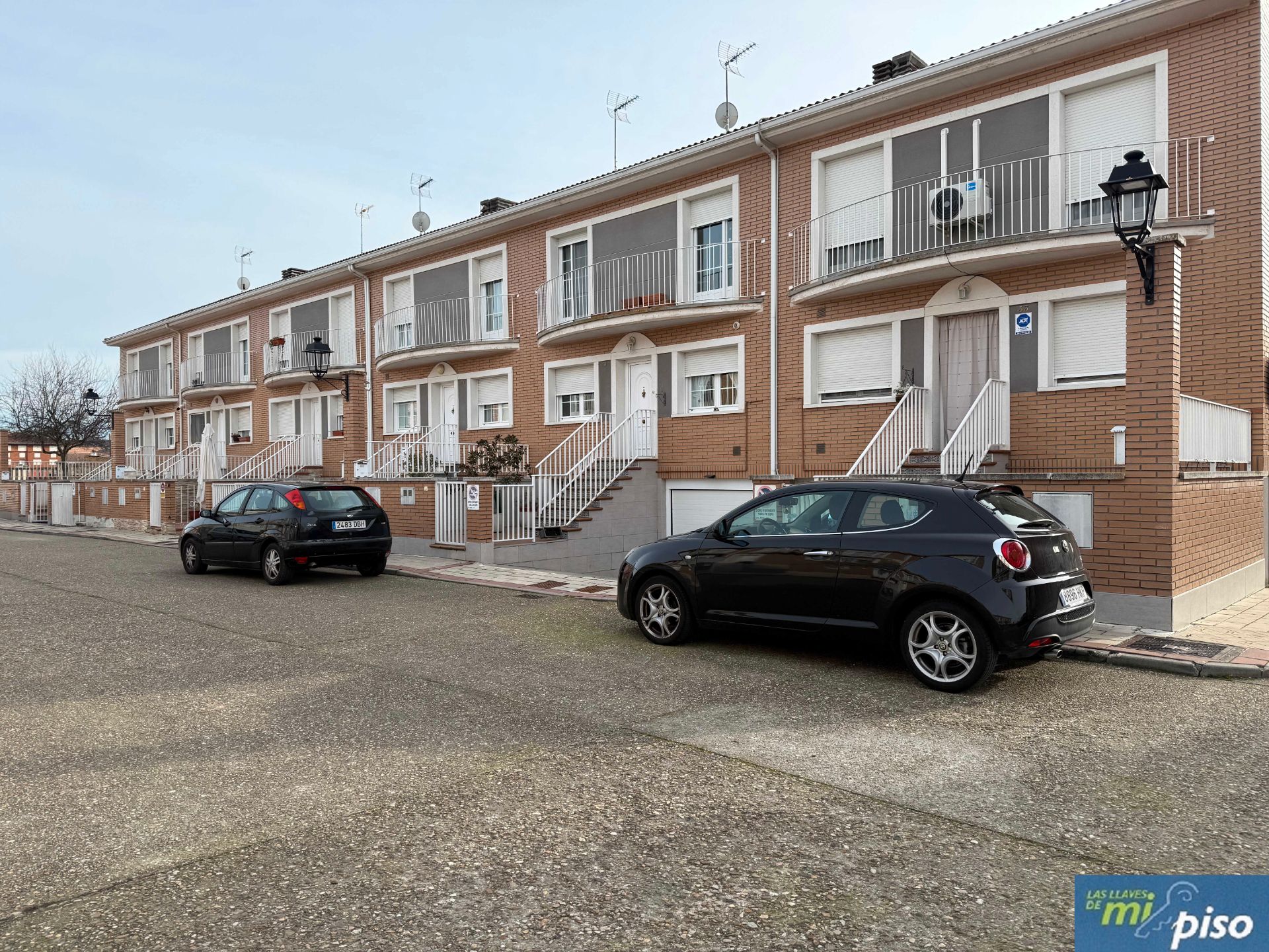 Vista exterior de Casa adosada en venta en Tudela de Duero con Aire acondicionado, Calefacción y Jardín privado