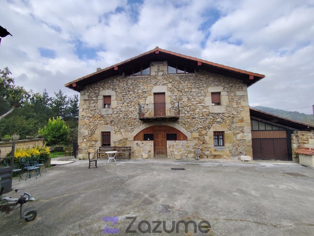 Vista exterior de Casa o xalet de lloguer en Durango amb Calefacció, Jardí privat i Traster