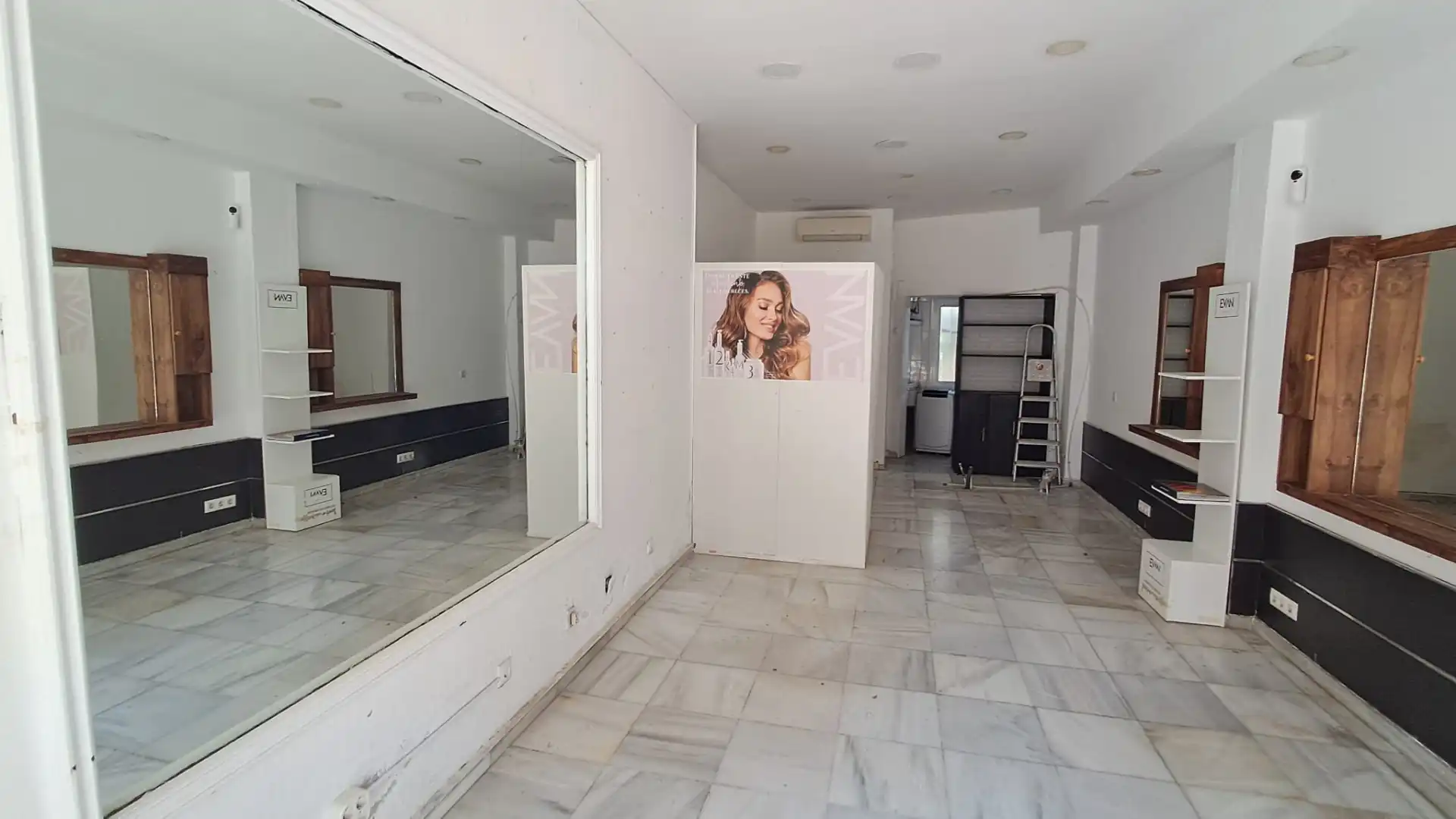 Commercial properties for sale in Fuengirola  with Air Conditioner and Alarm