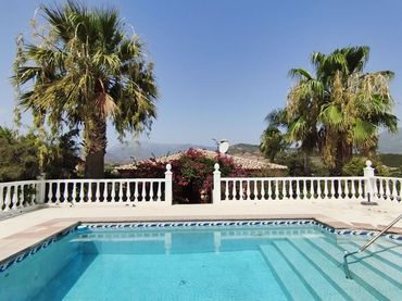 Casa rústica amb piscina en venda a Coín