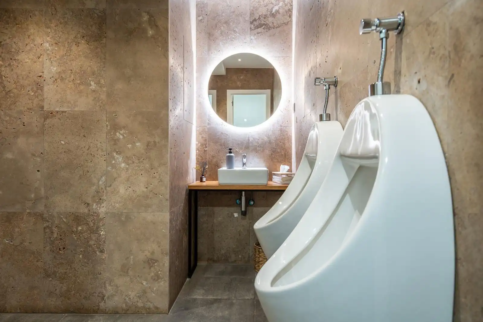 Badezimmer von Geschaftsraum zur Miete in Madrid mit Klimaanlage