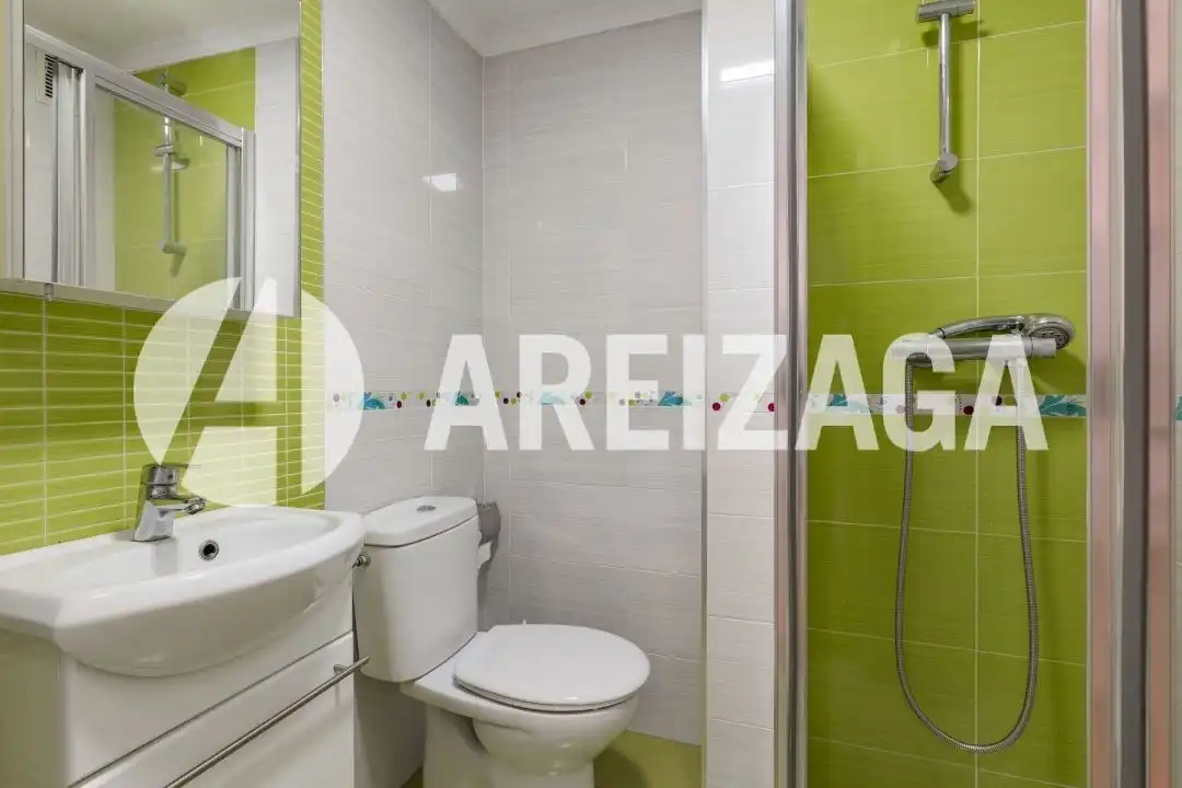 Baño de Piso en venta en Donostia - San Sebastián  con Calefacción, Terraza y Balcón