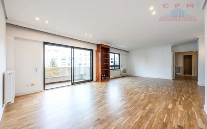 Living room of Flat to rent in  Madrid Capital  with Air Conditioner and Terrace