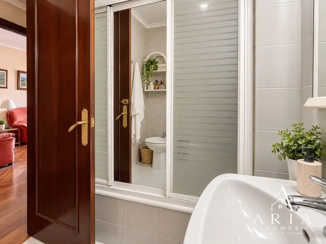 Bathroom of Flat for sale in Bilbao   with Heating, Terrace and Furnished