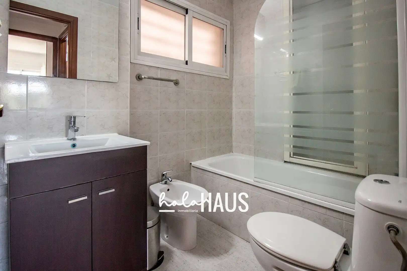 Bathroom of Flat for sale in Madrid  with Air Conditioner, Heating and Storage room