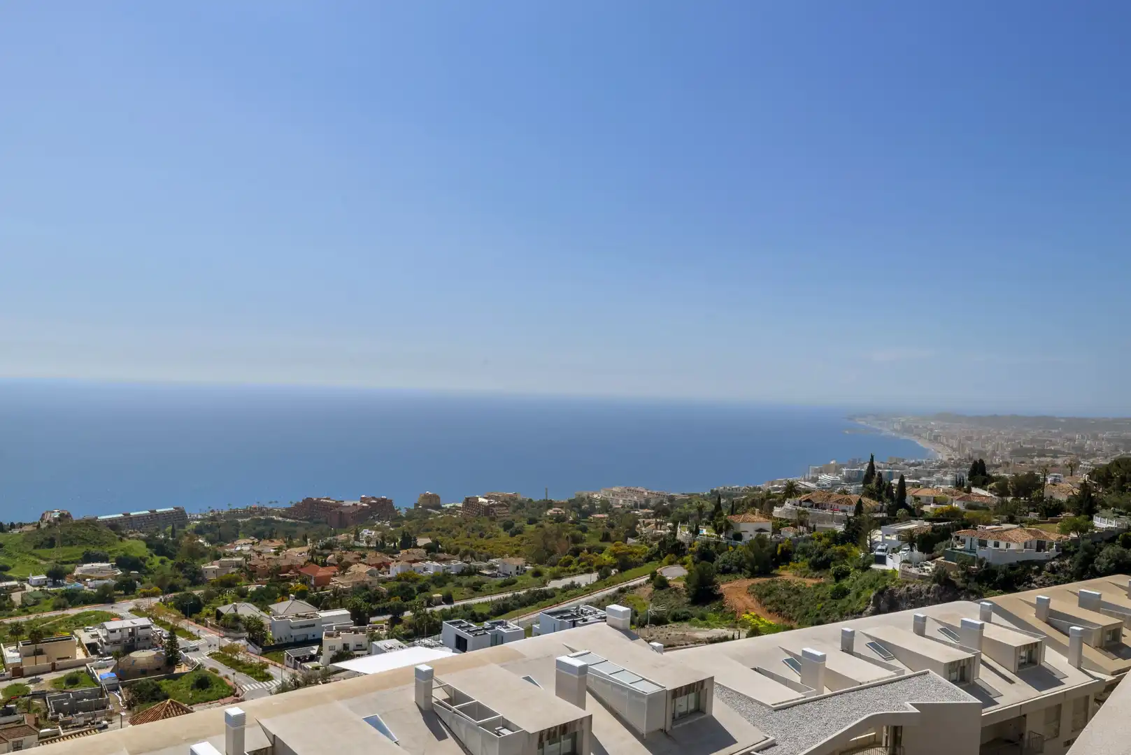 Vista exterior de Àtic en venda en Benalmádena amb Aire condicionat, Terrassa i Piscina