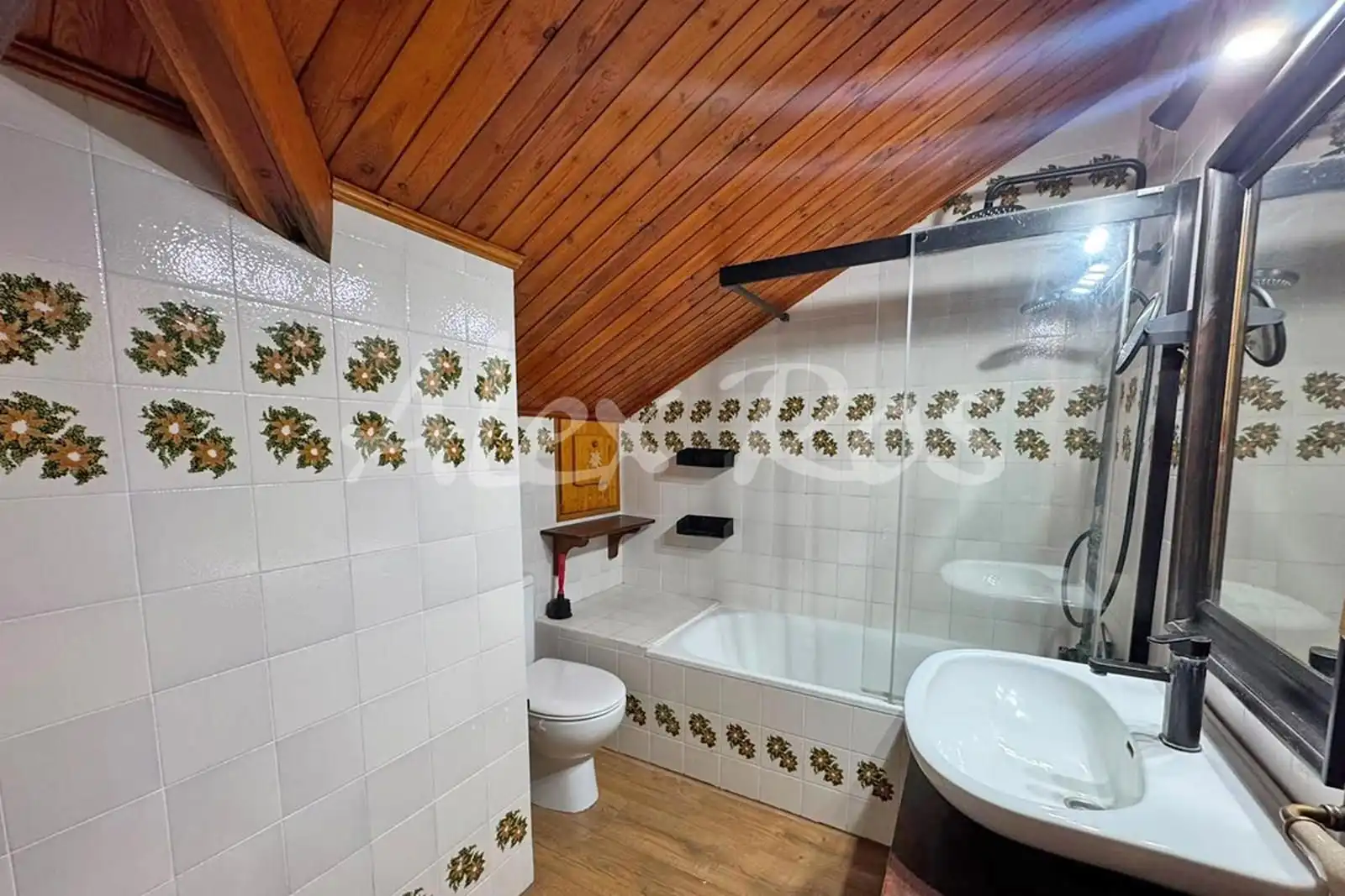 Baño de Ático en venta en Prats i Sansor con Calefacción y Trastero