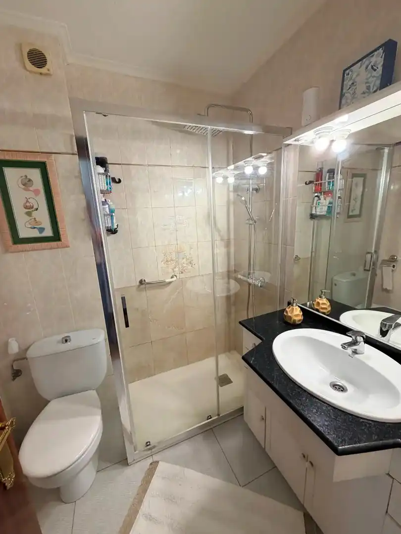 Badezimmer von Wohnung zum Verkauf in Portugalete mit Heizung, Ofen und Waschmaschine