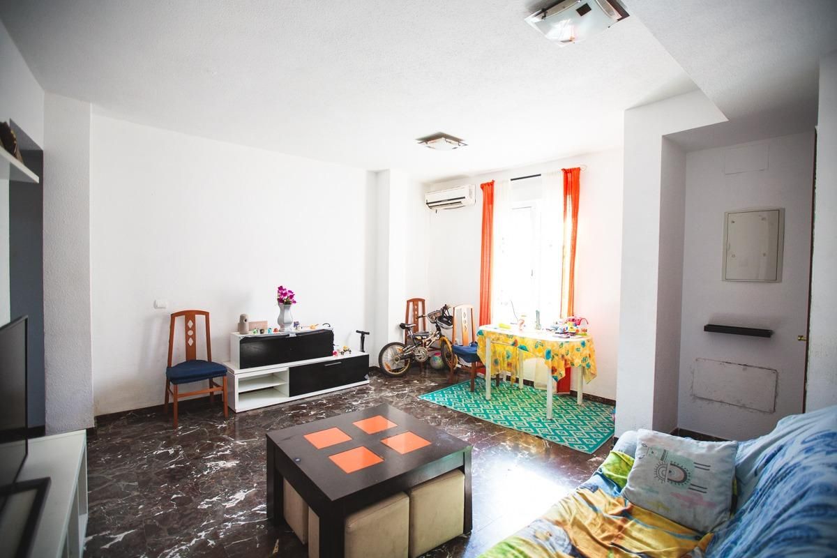 Sala d'estar de Dúplex en venda en Almodóvar del Río amb Aire condicionat i Piscina comunitària