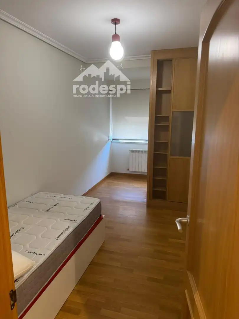 Habitación de Piso de alquiler en Ourense Capital  con Trastero y Amueblado