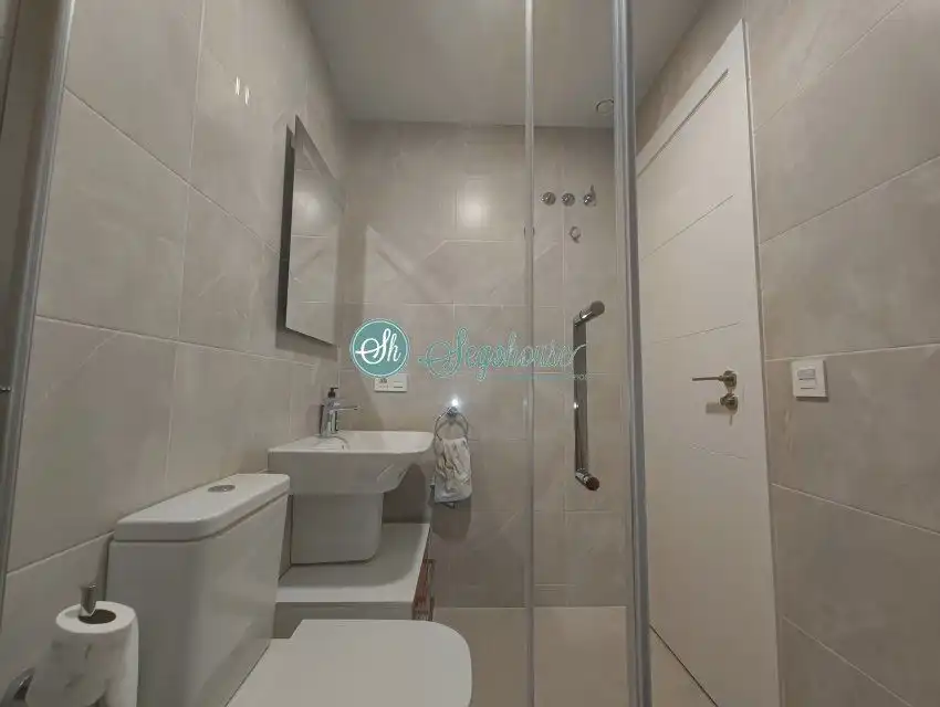 Badezimmer von Wohnung zur Miete in Segovia mit Heizung, Terrasse und Abstellraum