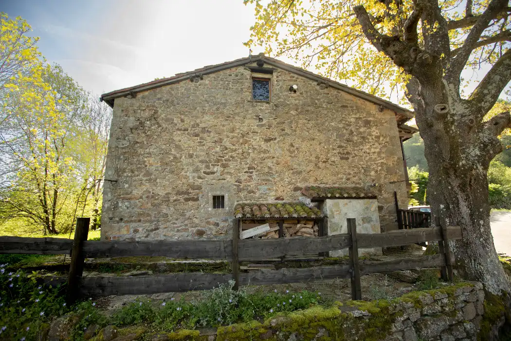 Vista exterior de Casa o xalet en venda en Luena  amb Calefacció, Jardí privat i Parquet