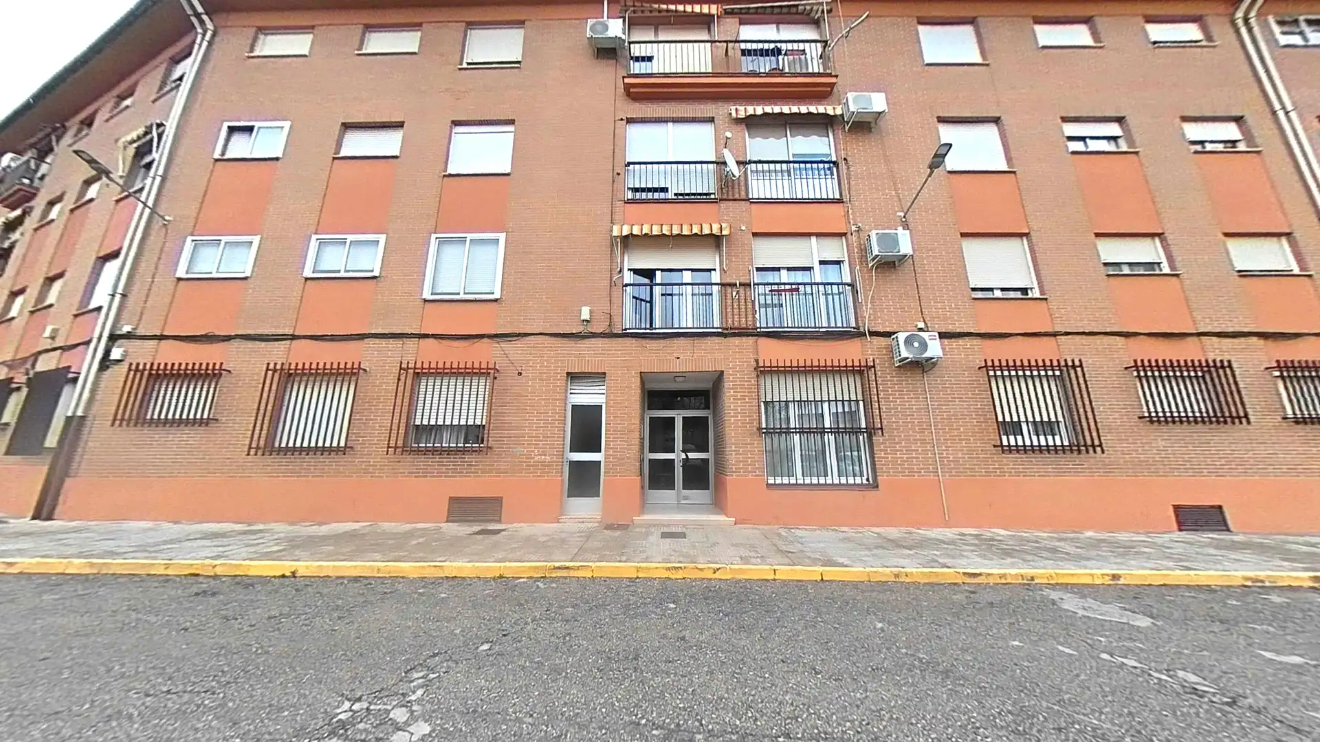 Vista exterior de Pis en venda en Villarrobledo amb Traster, Forn i Balcó