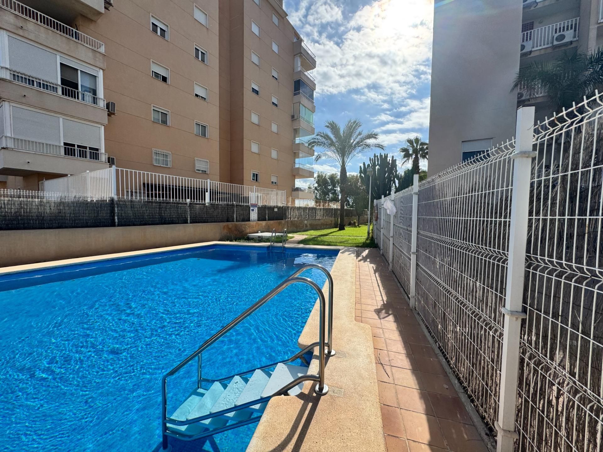 Piscina de Apartament de lloguer en Guardamar del Segura amb Aire condicionat, Calefacció i Jardí privat