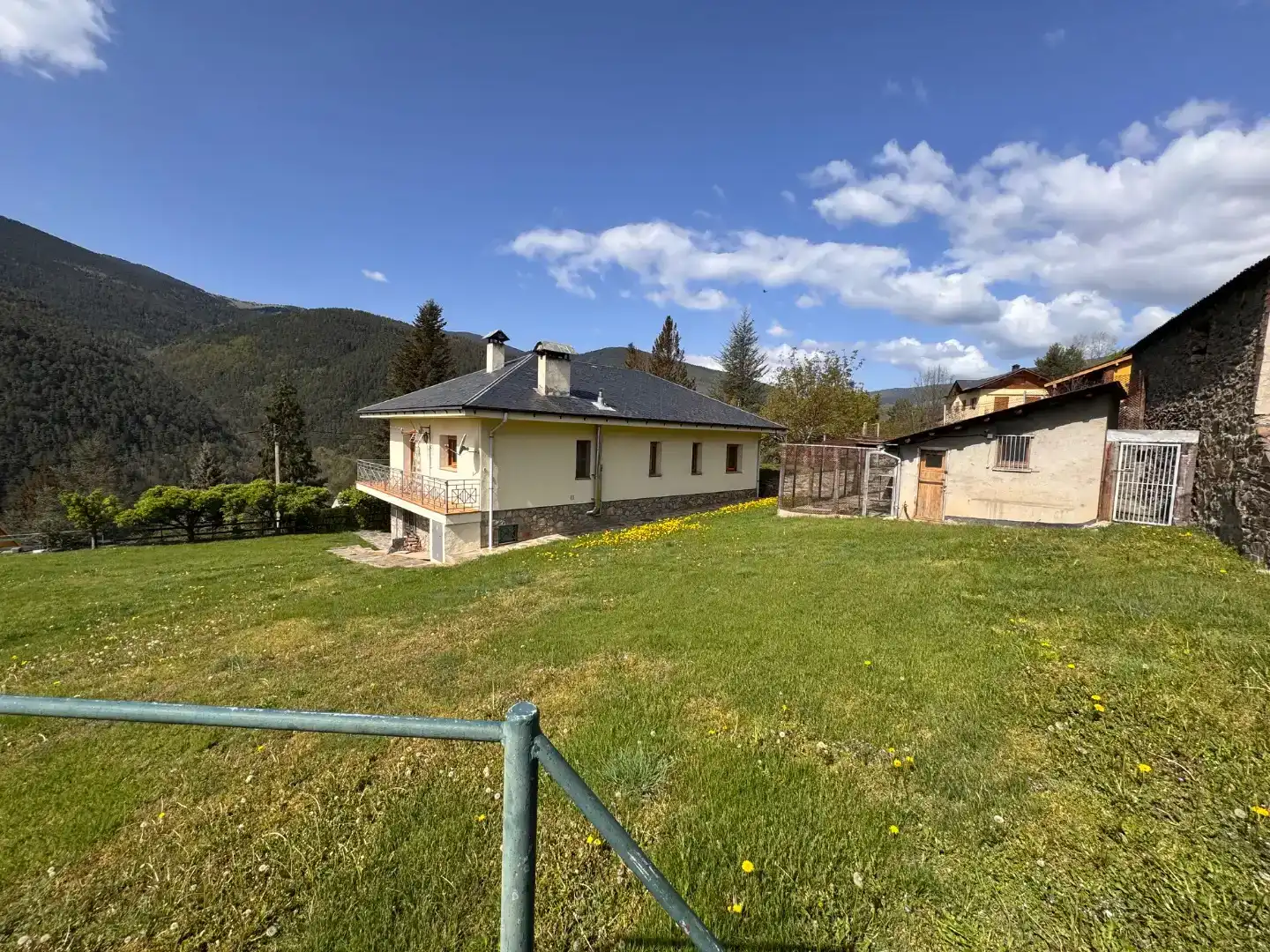 Vista exterior de Casa o xalet en venda en Planoles amb Balcó