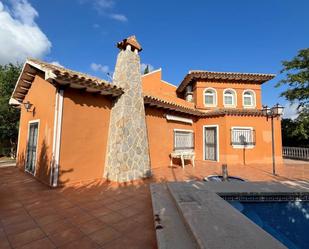 Vista exterior de Casa o xalet en venda en Orihuela amb Aire condicionat, Jardí privat i Terrassa