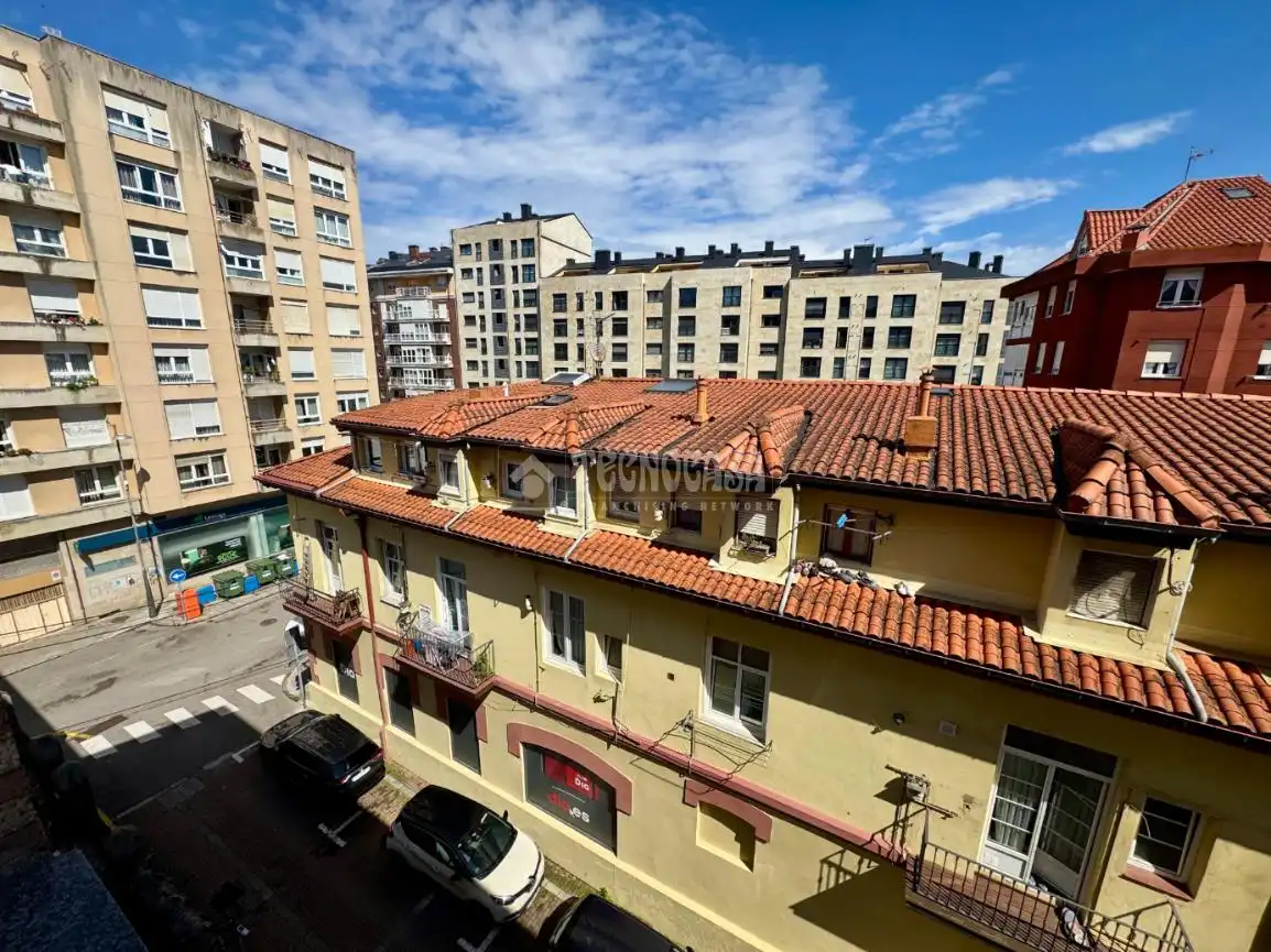 Vista exterior de Piso en venta en El Astillero   con Calefacción y Parquet