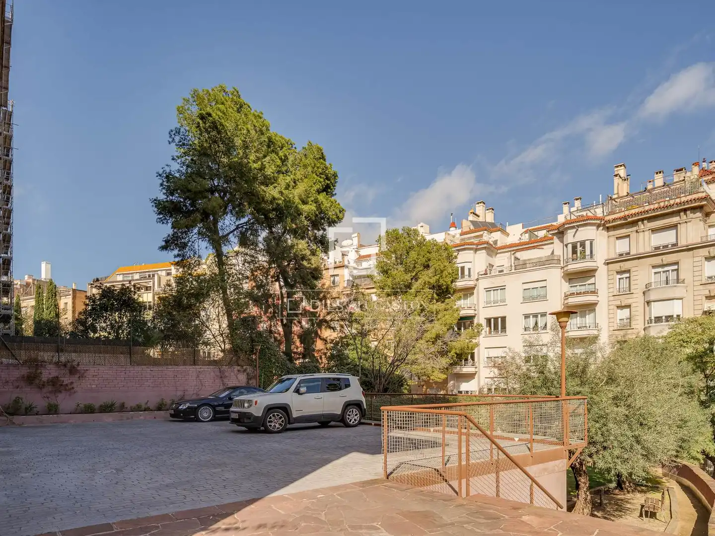 Außenansicht von Wohnung zum Verkauf in Barcelona mit Klimaanlage, Heizung und Privatgarten