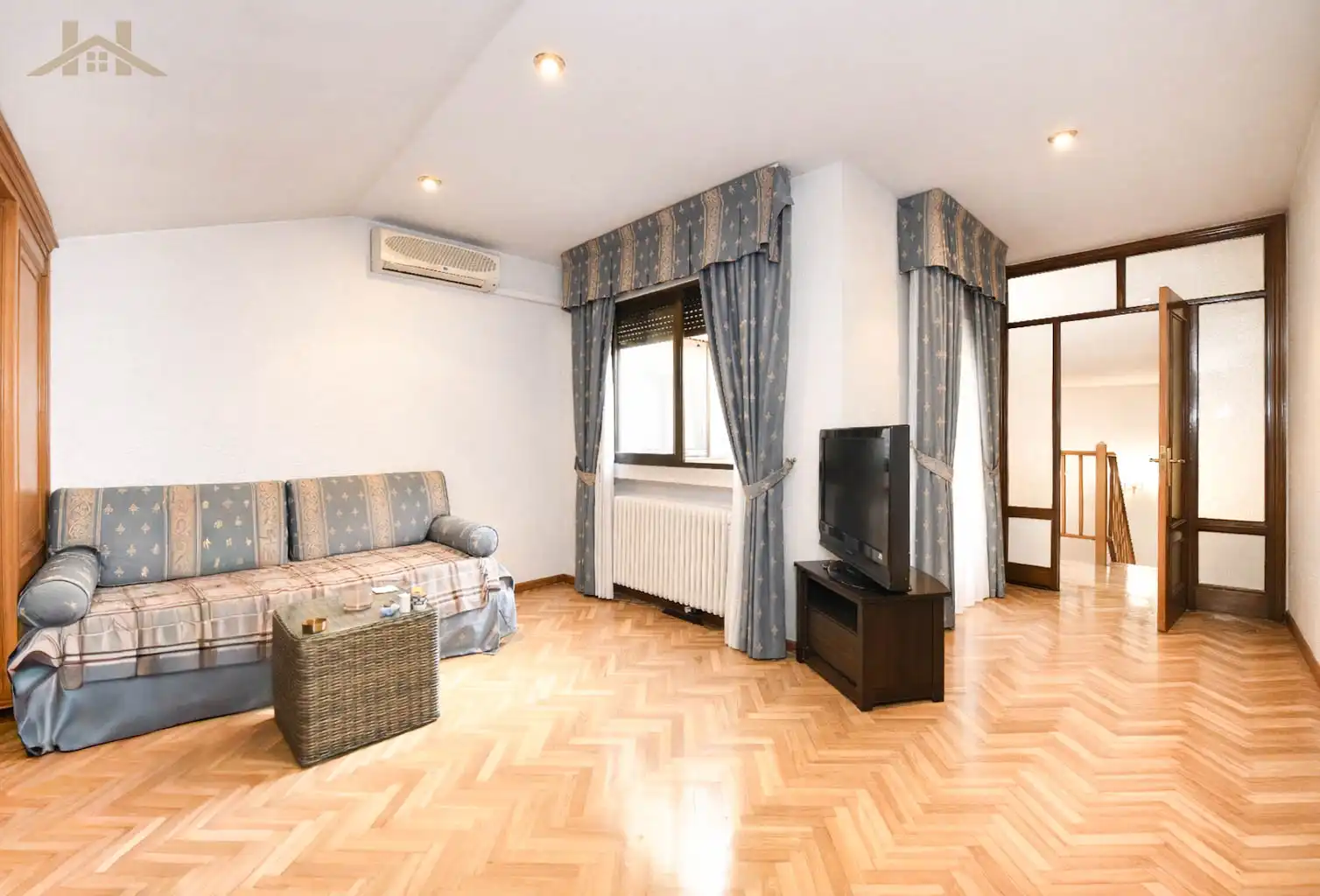 Sala de estar de Casa adosada en venta en Pozuelo de Alarcón con Aire acondicionado, Calefacción y Jardín privado