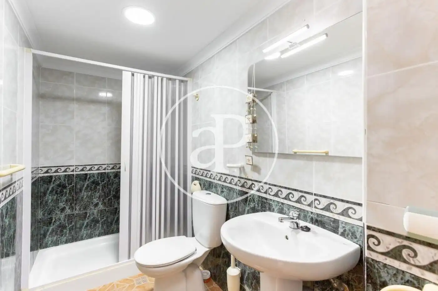 Bathroom of Houses for sale in Valencia  with Heating, Terrace and Storage room