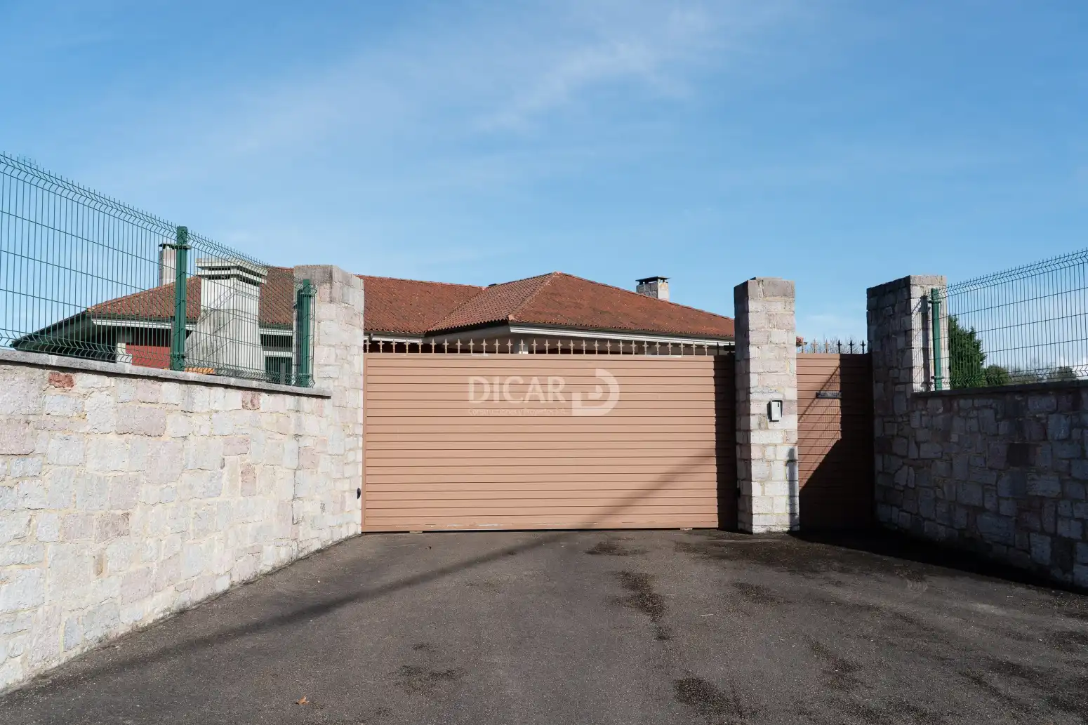 Vista exterior de Casa o xalet en venda en Oviedo  amb Calefacció, Jardí privat i Parquet