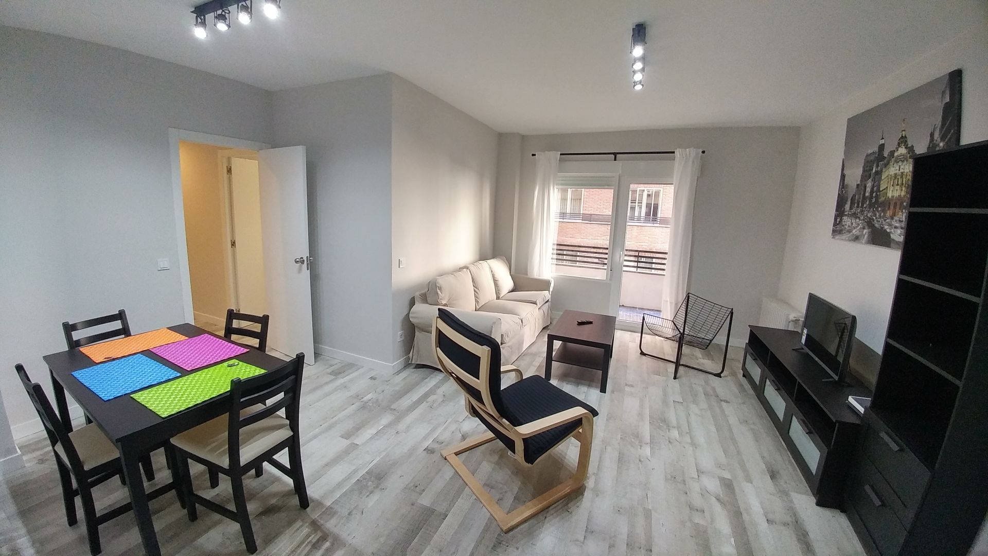 Sala d'estar de Pis de lloguer en  Madrid Capital amb Aire condicionat, Terrassa i Moblat
