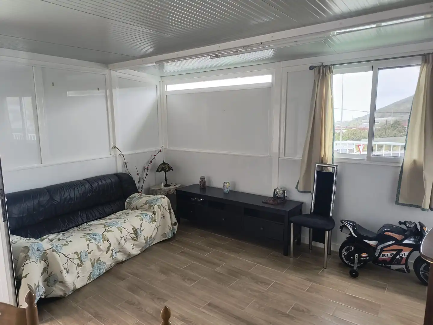 Sala d'estar de Casa o xalet en venda en Buenavista del Norte amb Jardí privat, Terrassa i Forn