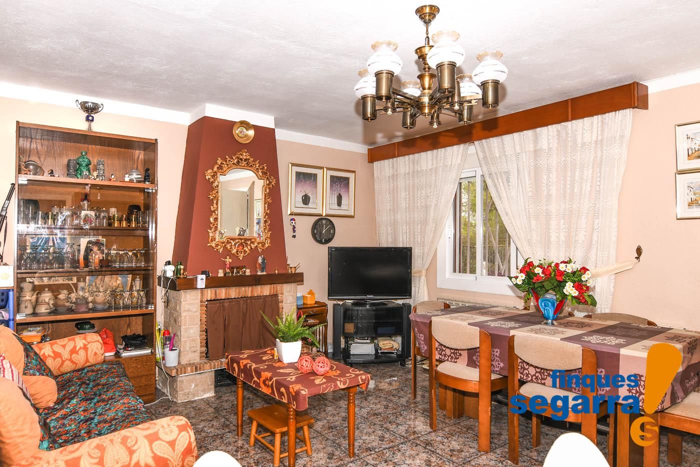 Sala d'estar de Casa o xalet en venda en La Bisbal del Penedès amb Aire condicionat, Terrassa i Piscina